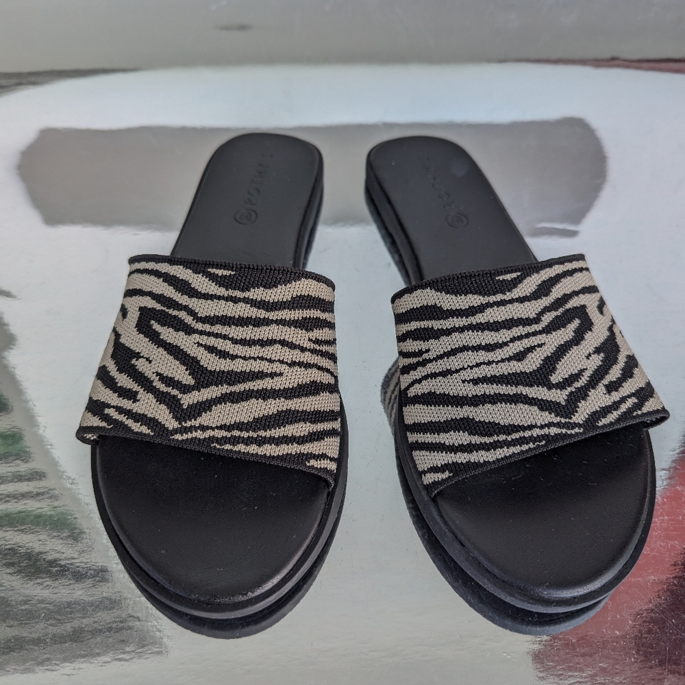 ROTHYS WOMEN'S ANIMAL PRINT SANDALS